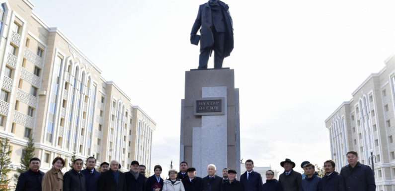 Памятник Мухтару Ауэзову открыли в Астане