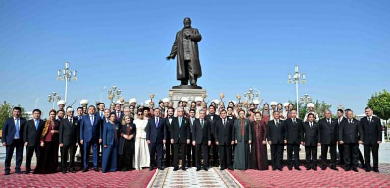 Касым-Жомарт Токаев и Гурбангулы Бердымухамедов открыли памятник Абаю в Ашхабаде