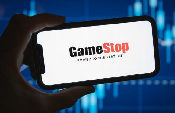 Руководство GameStop начало активно скупает акции компании