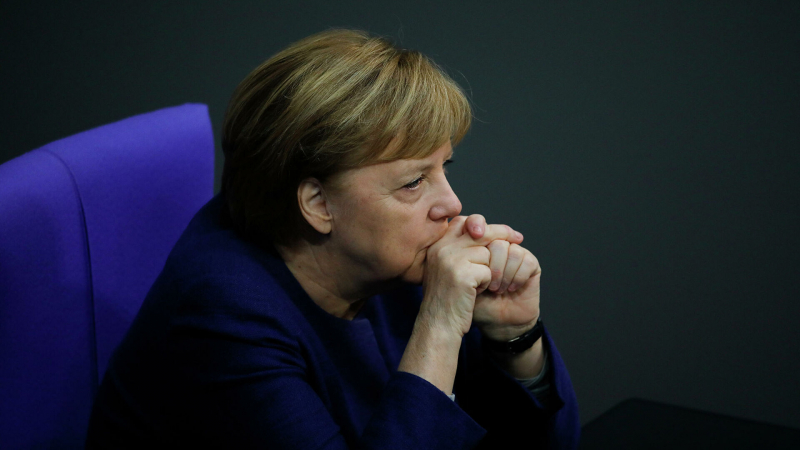 Меркель призвала не закрывать все каналы диалога с Россией